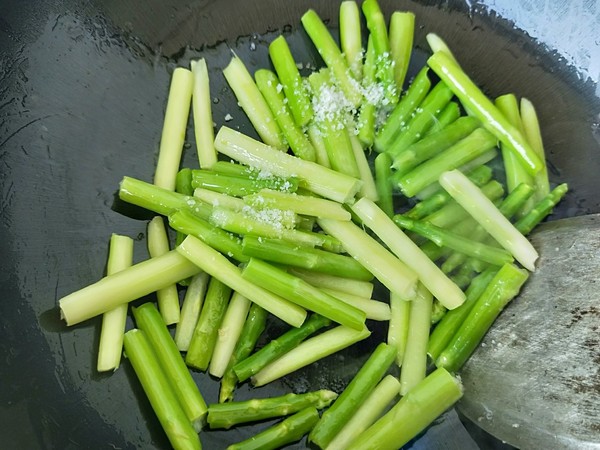 蘆筍炒雞蛋的做法-家常味炒菜譜