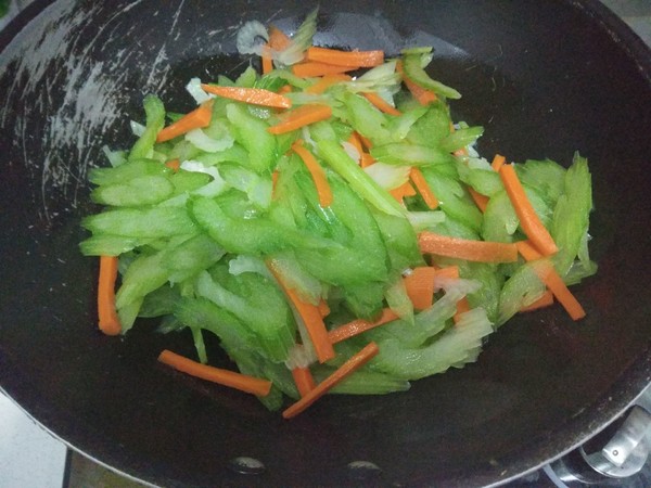 炒西芹的做法-咸鮮味炒菜譜