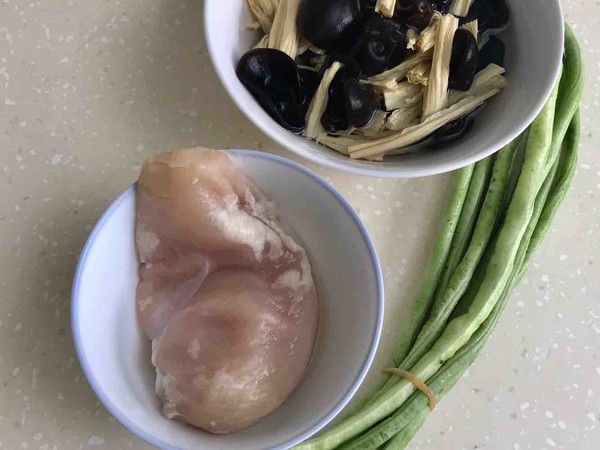 腐竹木耳炒雞肉的做法-咸鮮味炒菜譜-易網<a href=http://www.aoa7937.com/ target=_blank class=infotextkey>健康養生</a>網 腐竹木耳炒雞肉的做法-咸鮮味炒菜譜
