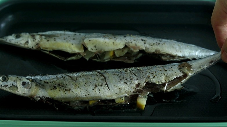 檸檬香煎秋刀魚的做法-咸鮮味煎菜譜