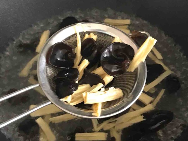 腐竹木耳炒雞肉的做法-咸鮮味炒菜譜-易網健康養生網 腐竹木耳炒雞肉的做法-咸鮮味炒菜譜