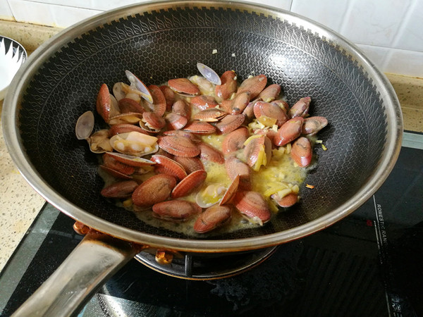 雙椒炒花甲的做法-咸鮮味炒菜譜-易網健康養生網 雙椒炒花甲的做法-咸鮮味炒菜譜