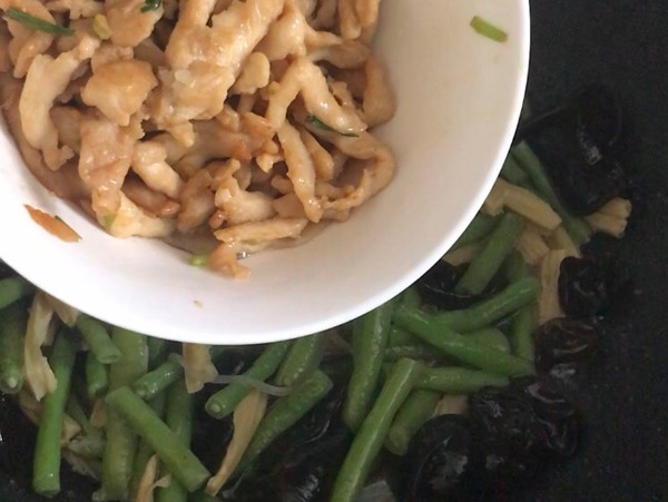 腐竹木耳炒雞肉的做法-咸鮮味炒菜譜-易網健康養生網 腐竹木耳炒雞肉的做法-咸鮮味炒菜譜