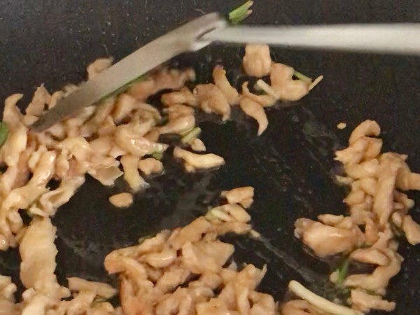 腐竹木耳炒雞肉的做法-咸鮮味炒菜譜-易網健康養生網 腐竹木耳炒雞肉的做法-咸鮮味炒菜譜