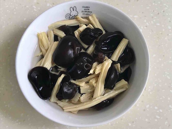 腐竹木耳炒雞肉的做法-咸鮮味炒菜譜-易網健康養生網 腐竹木耳炒雞肉的做法-咸鮮味炒菜譜