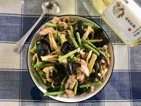 腐竹木耳炒雞肉的做法-咸鮮味炒菜譜-易網健康養生網 腐竹木耳炒雞肉的做法-咸鮮味炒菜譜