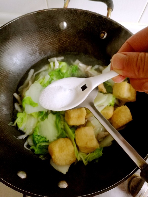 大白菜炒蘑菇的做法-家常味炒菜譜