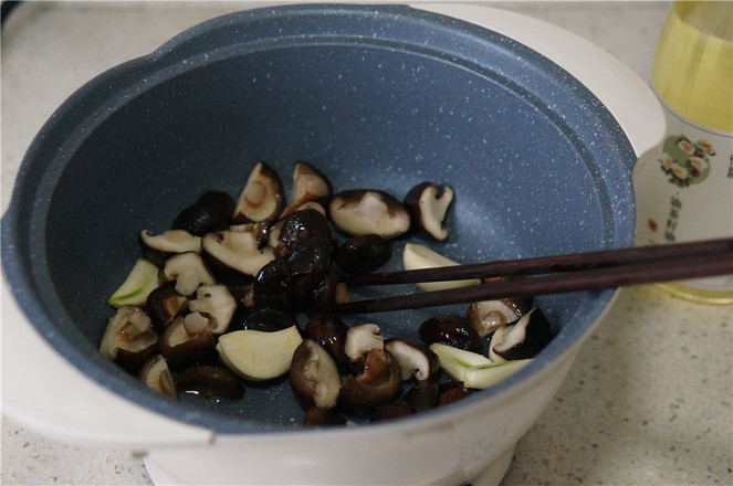 香菇凍豆腐燜牛肉丸的做法-家常味煮菜譜