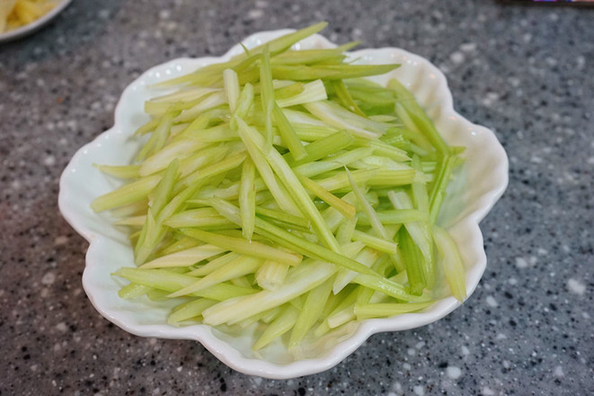 青椒炒香干的做法-香辣味炒菜譜-易網健康養生網 青椒炒香干的做法-香辣味炒菜譜