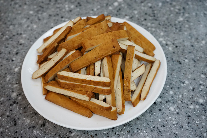 青椒炒香干的做法-香辣味炒菜譜-易網健康養生網 青椒炒香干的做法-香辣味炒菜譜