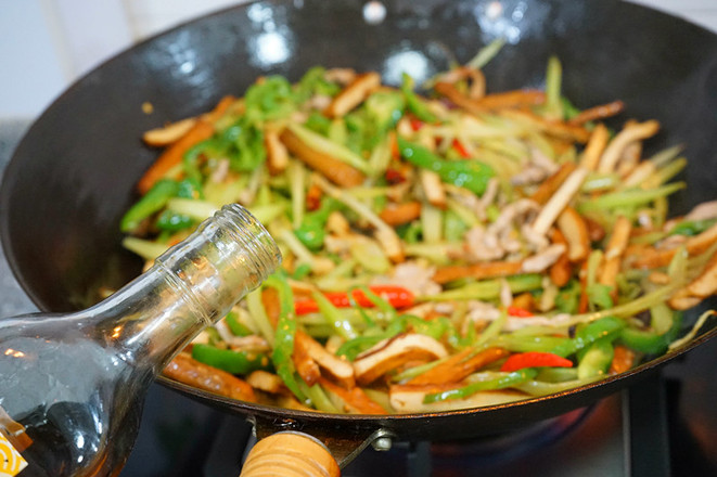 青椒炒香干的做法-香辣味炒菜譜-易網健康養生網 青椒炒香干的做法-香辣味炒菜譜