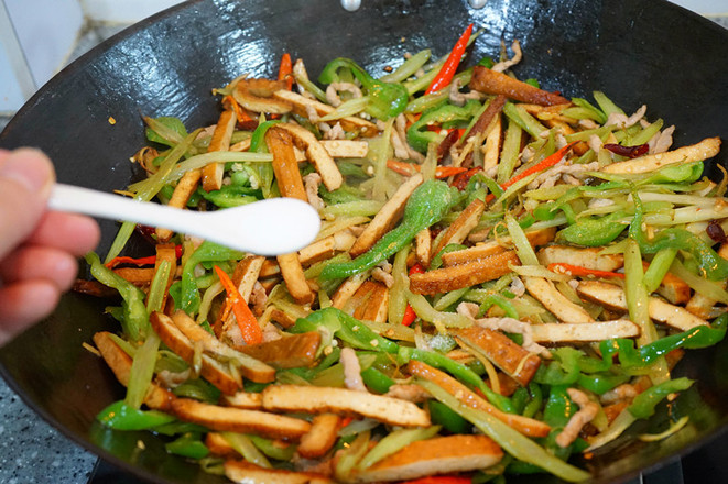 青椒炒香干的做法-香辣味炒菜譜-易網健康養生網 青椒炒香干的做法-香辣味炒菜譜