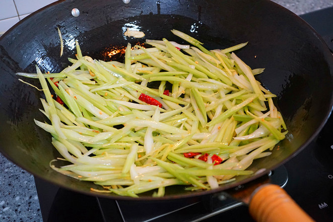 青椒炒香干的做法-香辣味炒菜譜-易網健康養生網 青椒炒香干的做法-香辣味炒菜譜
