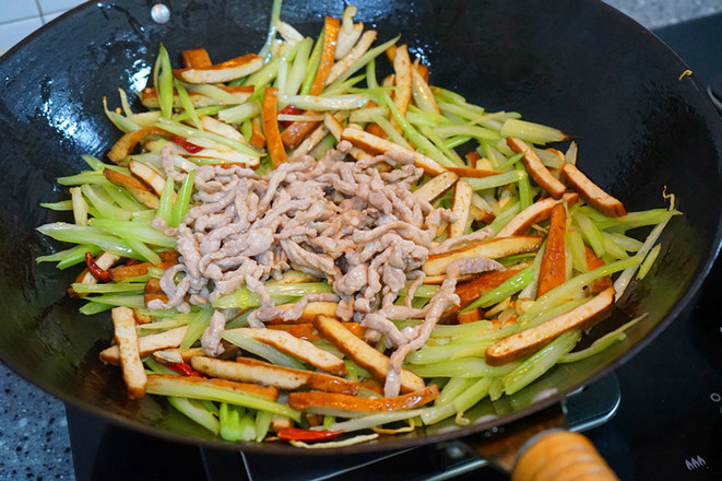 青椒炒香干的做法-香辣味炒菜譜-易網健康養生網 青椒炒香干的做法-香辣味炒菜譜