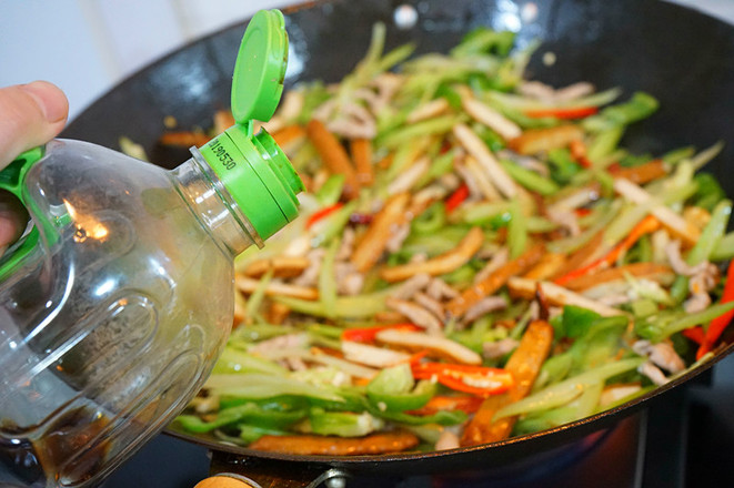 青椒炒香干的做法-香辣味炒菜譜-易網健康養生網 青椒炒香干的做法-香辣味炒菜譜