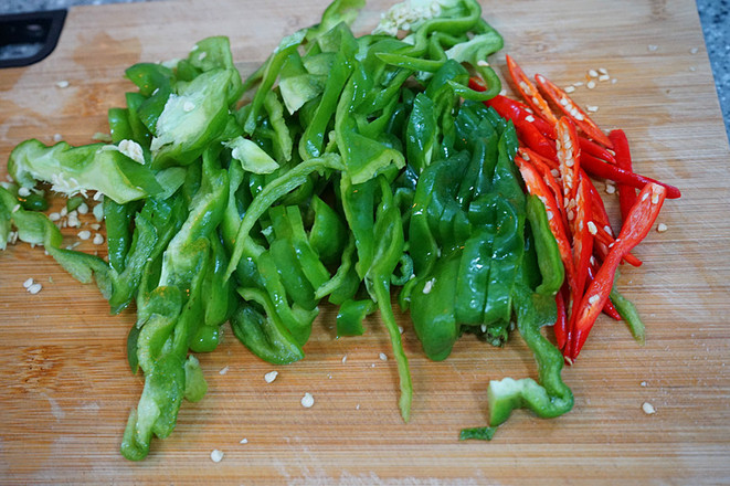 青椒炒香干的做法-香辣味炒菜譜-易網<a href=http://www.aoa7937.com/ target=_blank class=infotextkey>健康養生</a>網 青椒炒香干的做法-香辣味炒菜譜