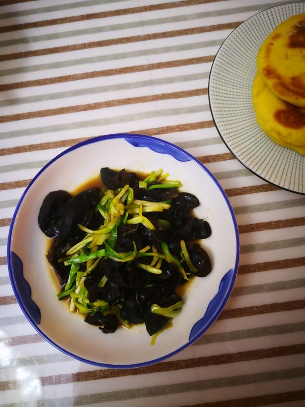木耳炒蒜苗的做法-家常味炒菜譜-易網健康養生網 木耳炒蒜苗的做法-家常味炒菜譜