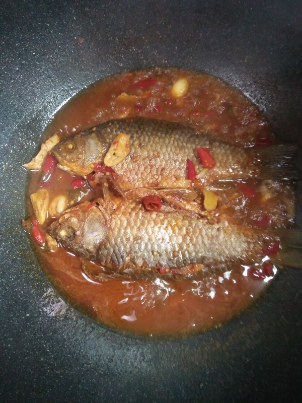 蔥燒鯽魚的做法-香辣味燒菜譜
