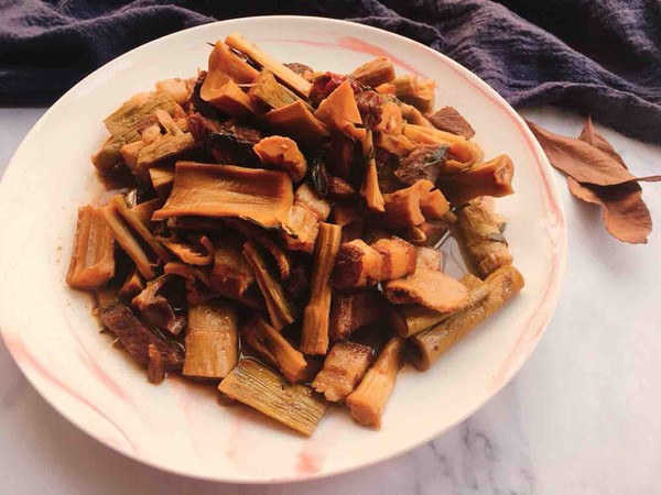 筍干紅燒肉的做法-咸鮮味燒菜譜-易網(wǎng)健康養(yǎng)生網(wǎng) 筍干紅燒肉的做法-咸鮮味燒菜譜