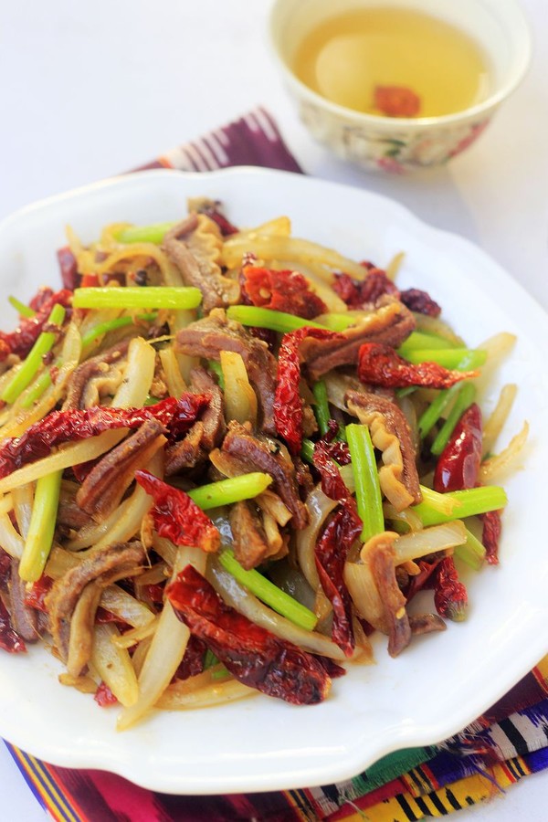 辣皮子滾牛腸的做法-香辣味炒菜譜-易網(wǎng)健康養(yǎng)生網(wǎng) 辣皮子滾牛腸的做法-香辣味炒菜譜