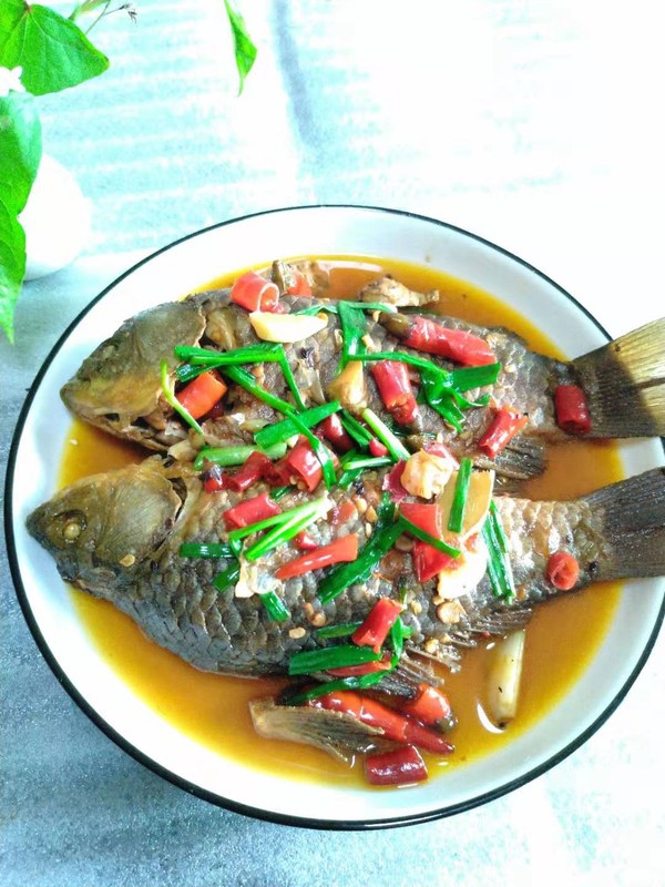 蔥燒鯽魚的做法-香辣味燒菜譜