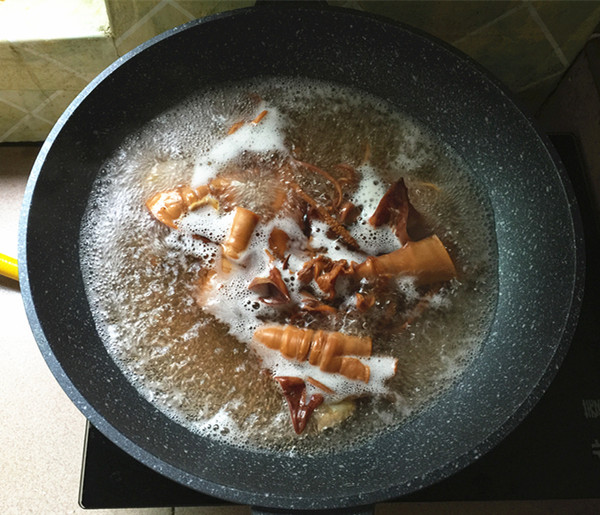 五花肉燒魷魚(yú)的做法-咸鮮味燒菜譜