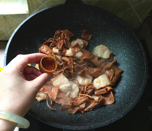 五花肉燒魷魚(yú)的做法-咸鮮味燒菜譜