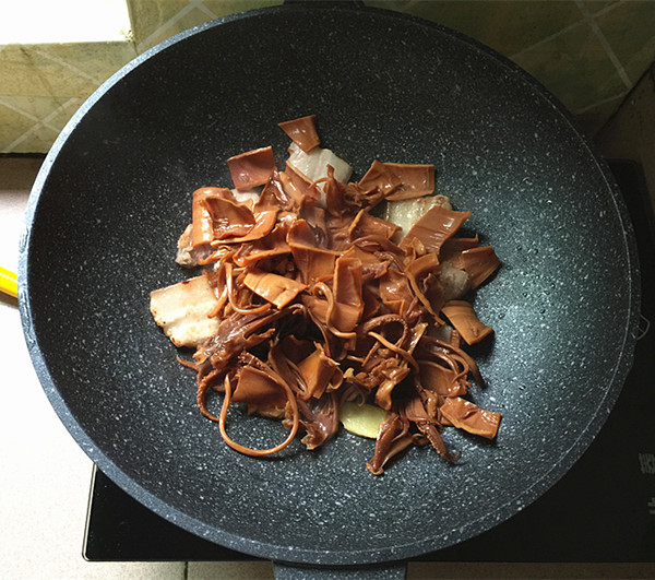 五花肉燒魷魚(yú)的做法-咸鮮味燒菜譜