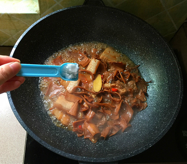 五花肉燒魷魚(yú)的做法-咸鮮味燒菜譜