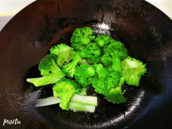 百合炒西蘭花的做法-咸鮮味炒菜譜