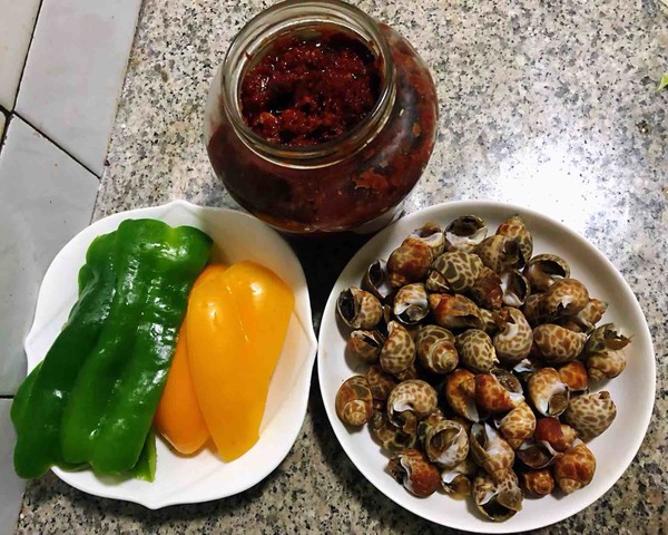彩椒辣醬炒花螺的做法-香辣味炒菜譜-易網<a href=http://www.aoa7937.com/ target=_blank class=infotextkey>健康養生</a>網 彩椒辣醬炒花螺的做法-香辣味炒菜譜
