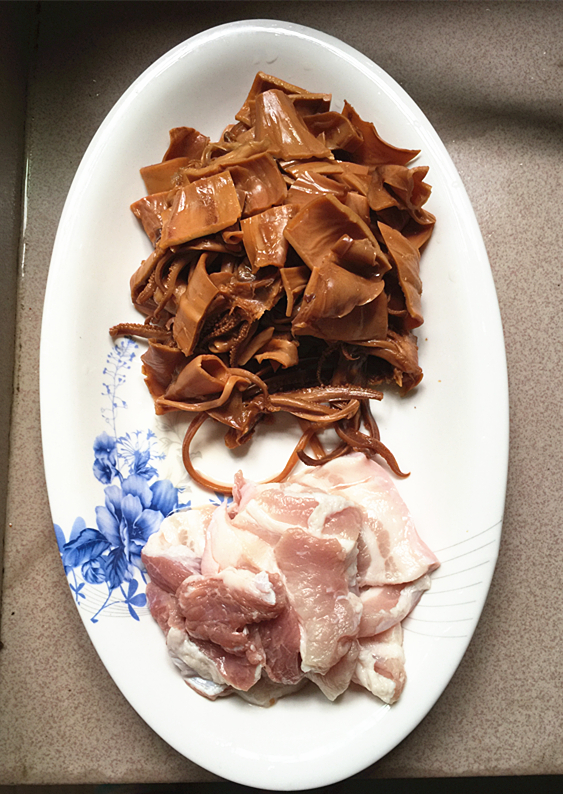 五花肉燒魷魚(yú)的做法-咸鮮味燒菜譜