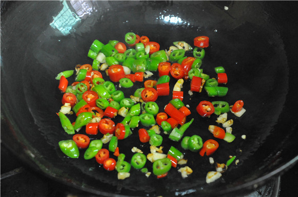 青辣椒炒玉米的做法-香辣味炒菜譜-易網(wǎng)健康養(yǎng)生網(wǎng) 青辣椒炒玉米的做法-香辣味炒菜譜