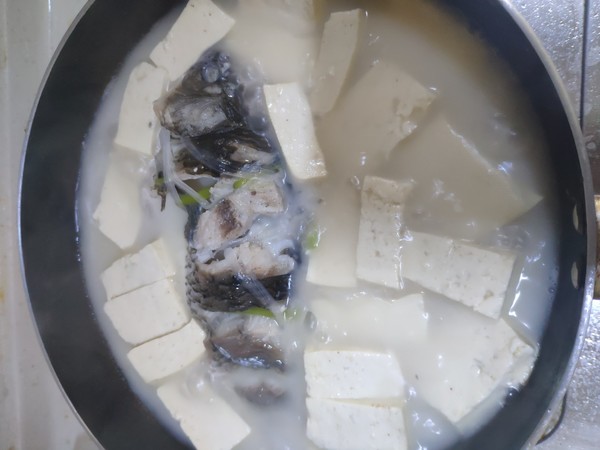 奶白鯽魚豆腐湯的做法-咸鮮味燉菜譜-易網(wǎng)健康養(yǎng)生網(wǎng) 奶白鯽魚豆腐湯的做法-咸鮮味燉菜譜