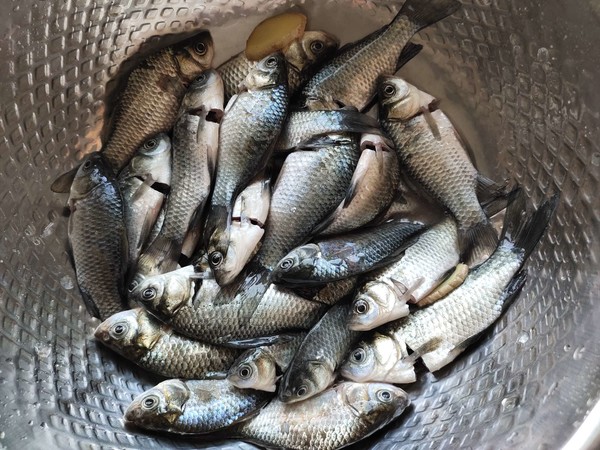 香酥鯽魚仔的做法-香辣味炸菜譜