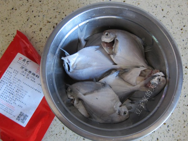 烤魚的做法-香辣味烤菜譜-易網<a href=http://www.aoa7937.com/ target=_blank class=infotextkey>健康養生</a>網 烤魚的做法-香辣味烤菜譜