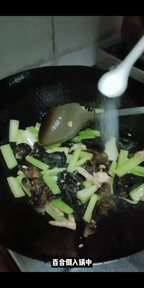 西芹木耳炒百合的做法-家常味炒菜譜