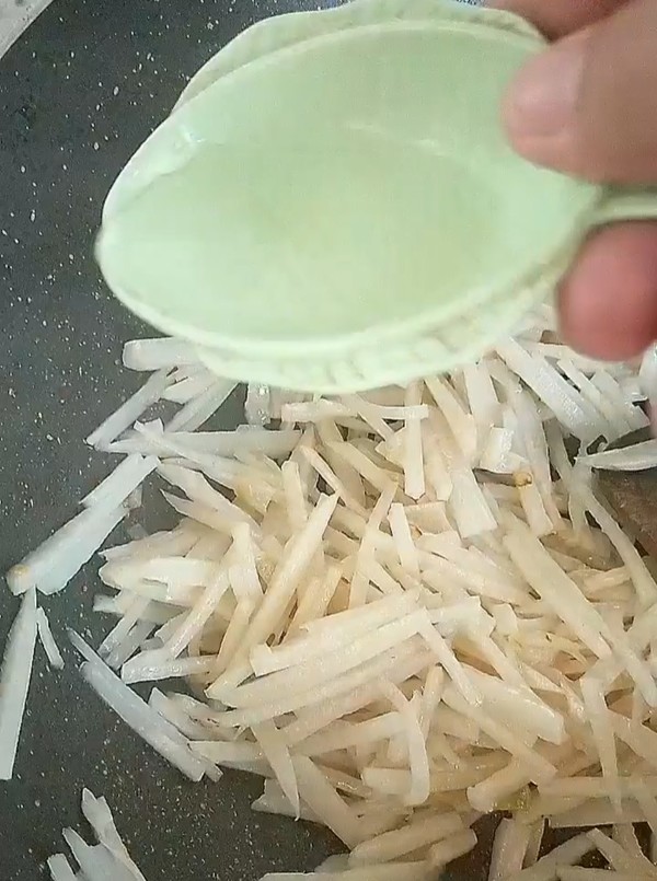 熗炒藕絲的做法-家常味炒菜譜