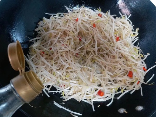 爆炒。酸辣綠豆芽的做法-咸鮮味炒菜譜