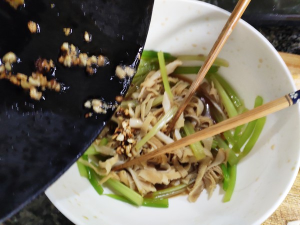 西芹涼拌牛百葉的做法-家常味拌菜譜