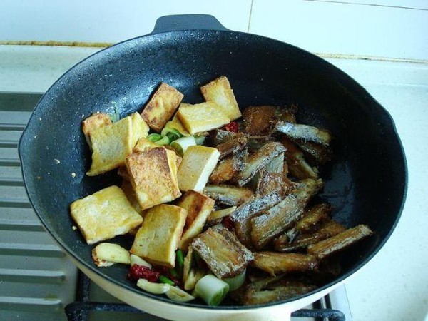 帶魚燉豆腐的做法-家常味燉菜譜-易網(wǎng)健康養(yǎng)生網(wǎng) 帶魚燉豆腐的做法-家常味燉菜譜
