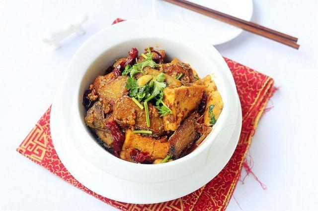 帶魚燉豆腐的做法-家常味燉菜譜-易網(wǎng)健康養(yǎng)生網(wǎng) 帶魚燉豆腐的做法-家常味燉菜譜