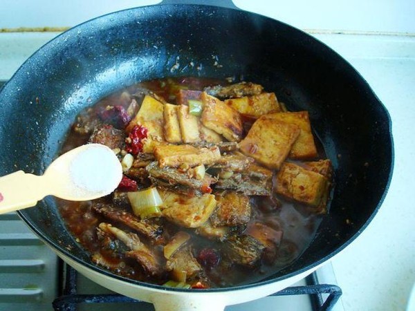 帶魚燉豆腐的做法-家常味燉菜譜-易網(wǎng)健康養(yǎng)生網(wǎng) 帶魚燉豆腐的做法-家常味燉菜譜