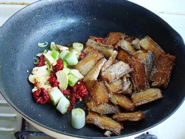 帶魚燉豆腐的做法-家常味燉菜譜-易網(wǎng)健康養(yǎng)生網(wǎng) 帶魚燉豆腐的做法-家常味燉菜譜