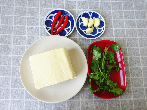 蒜香豆腐的做法-香辣味燉菜譜-易網<a href=http://www.aoa7937.com/ target=_blank class=infotextkey>健康養生</a>網 蒜香豆腐的做法-香辣味燉菜譜