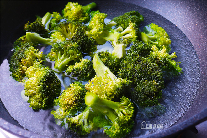 西藍花炒木耳的做法-家常味炒菜譜-易網健康養生網 西藍花炒木耳的做法-家常味炒菜譜