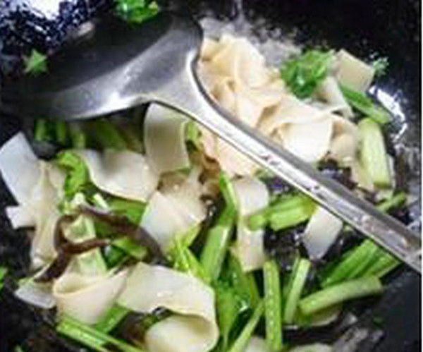 黑木耳香芹炒餃子皮的做法-家常味炒菜譜