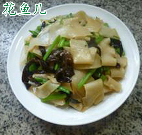 黑木耳香芹炒餃子皮的做法-家常味炒菜譜-易網健康養生網 黑木耳香芹炒餃子皮的做法-家常味炒菜譜