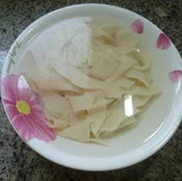 黑木耳香芹炒餃子皮的做法-家常味炒菜譜