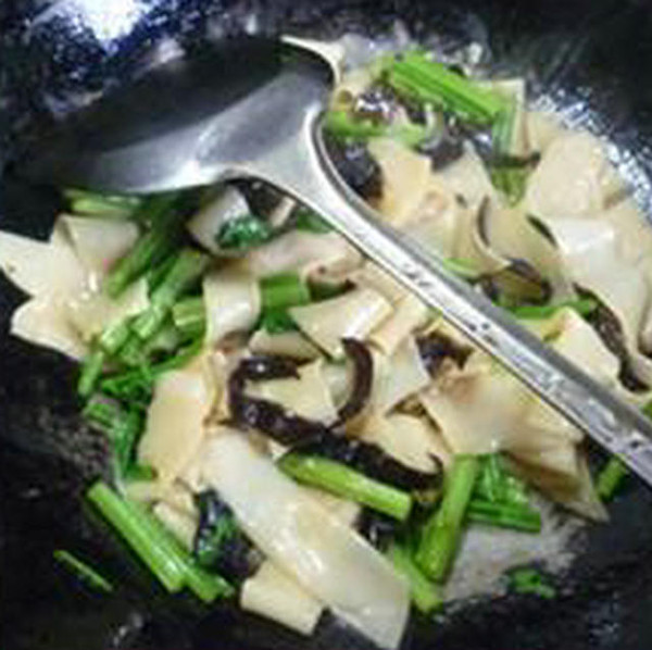 黑木耳香芹炒餃子皮的做法-家常味炒菜譜